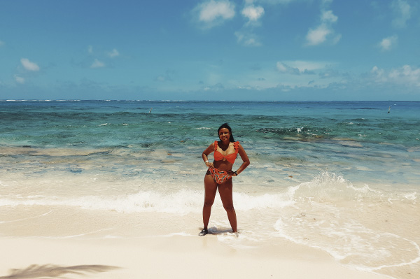 PACK X3 OF IMAGES GIRL ON THE BEACH