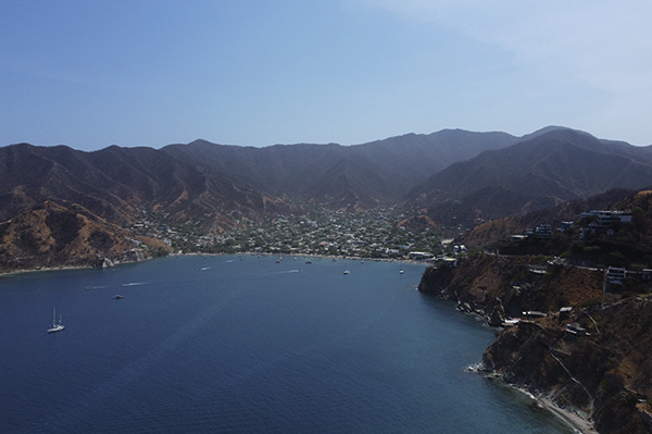 TOMA AEREA DE HERMOSA PLAYA CON MONTAÑAS